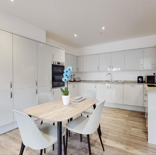 Spacious Two Bedroom Apartment With Valley Views Abertillery Eksteriør billede