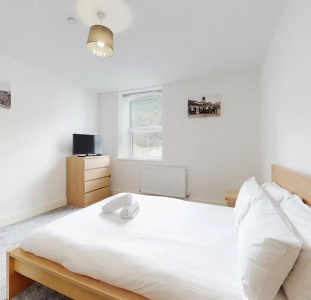 Spacious Two Bedroom Apartment With Valley Views Abertillery Eksteriør billede