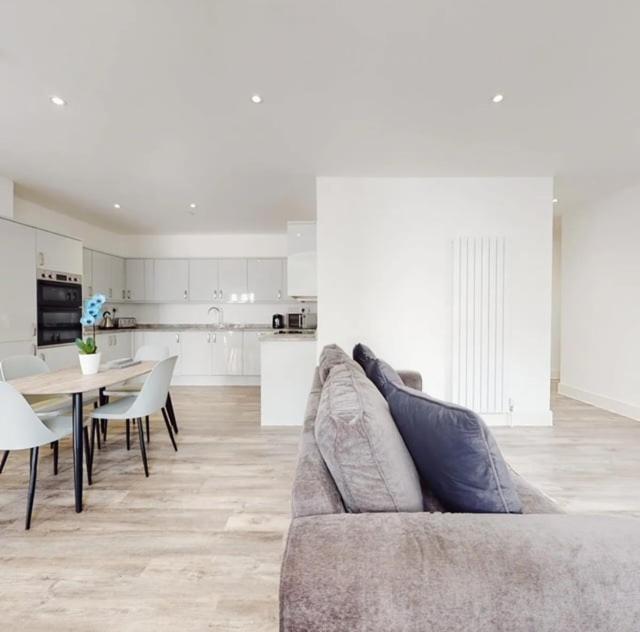 Spacious Two Bedroom Apartment With Valley Views Abertillery Eksteriør billede